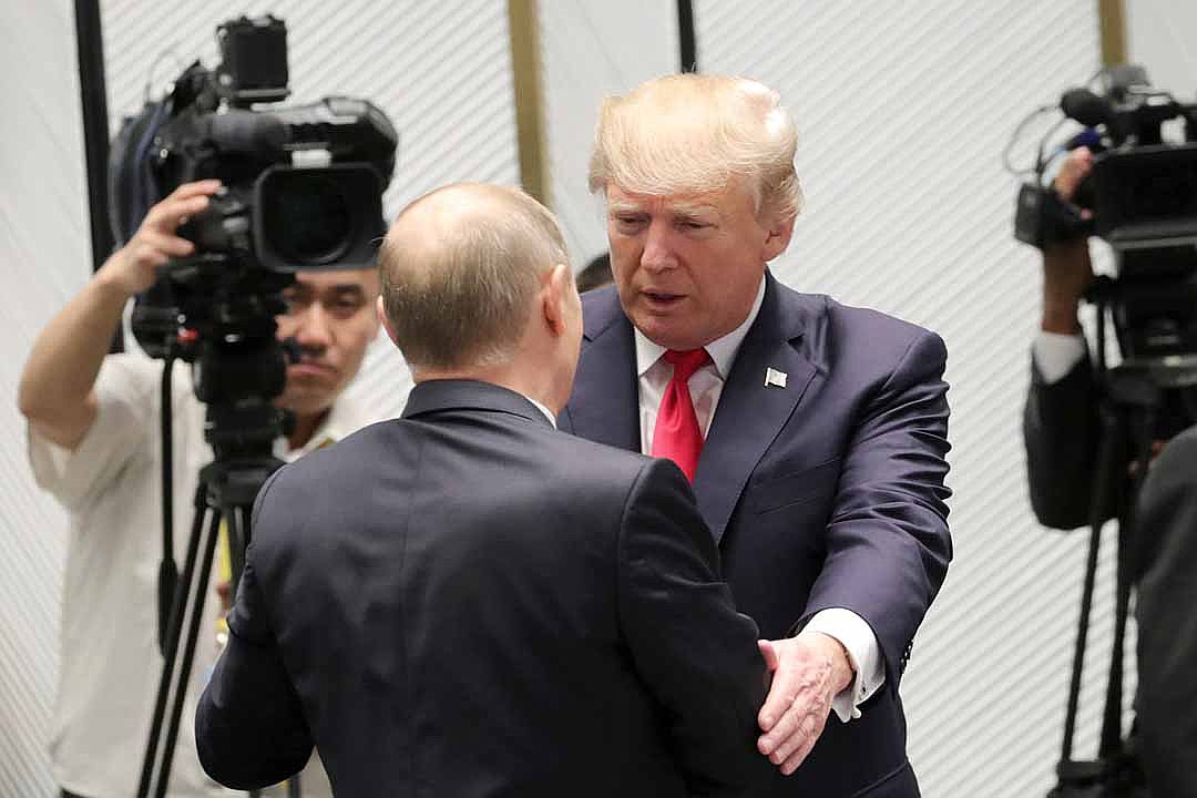 Дональд Трамп известен своеобразным рукопожатием. Но Владимира Путина оно не смутило Фото: REUTERS