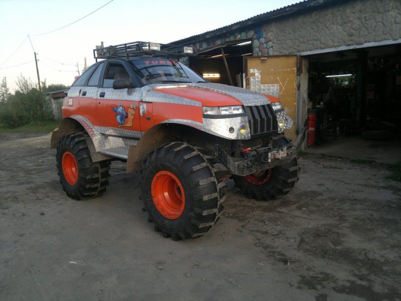 Чудо-юдо ВАЗ-2112 на огромных внедорожных колесах