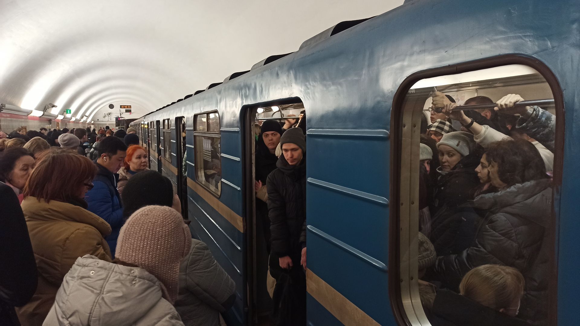 Питер метро что произошло сегодня. Поезд метро. Люди в метро. Питерское метро. Поезда метро Петербурга.
