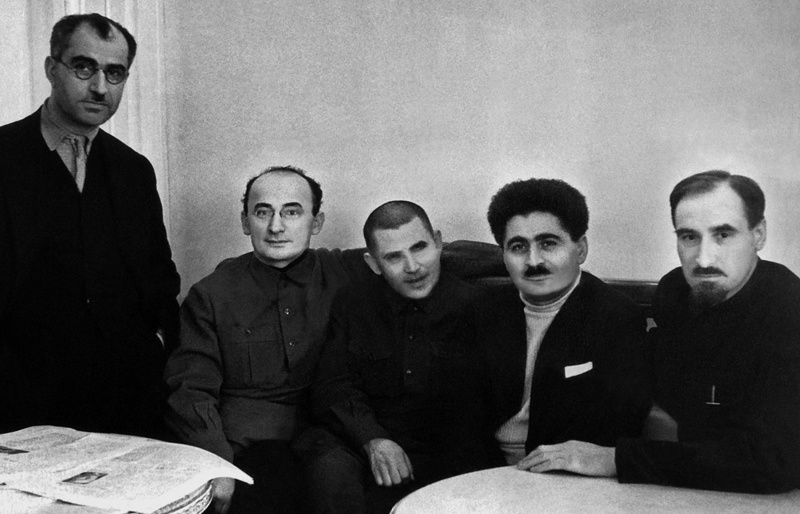 Берия рядом с Ежовым среди других руководителей  закавказских республик. 1934-й год