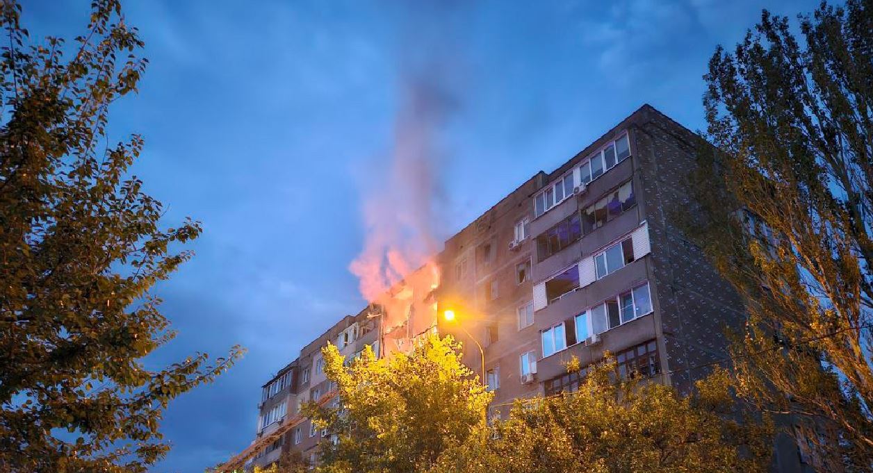 Донецк и близлежащие города подверглись комбинированной атаке украинских дронов. ТГ-канал мэрии столицы ДНР призывает...