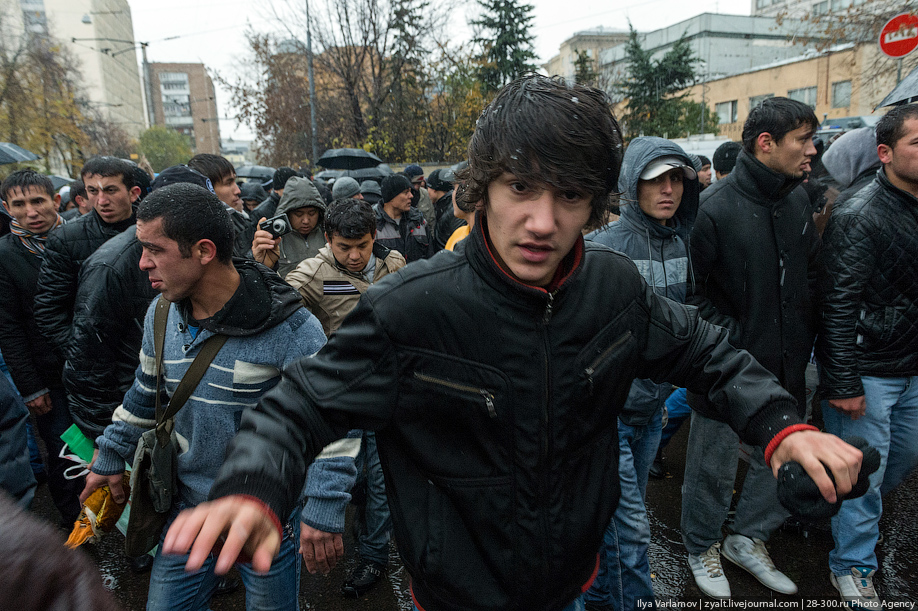 Включи не русский. Толпа кавказцев. Толпа таджиков. Толпа кавказцев в Москве. Узбеки чурки.