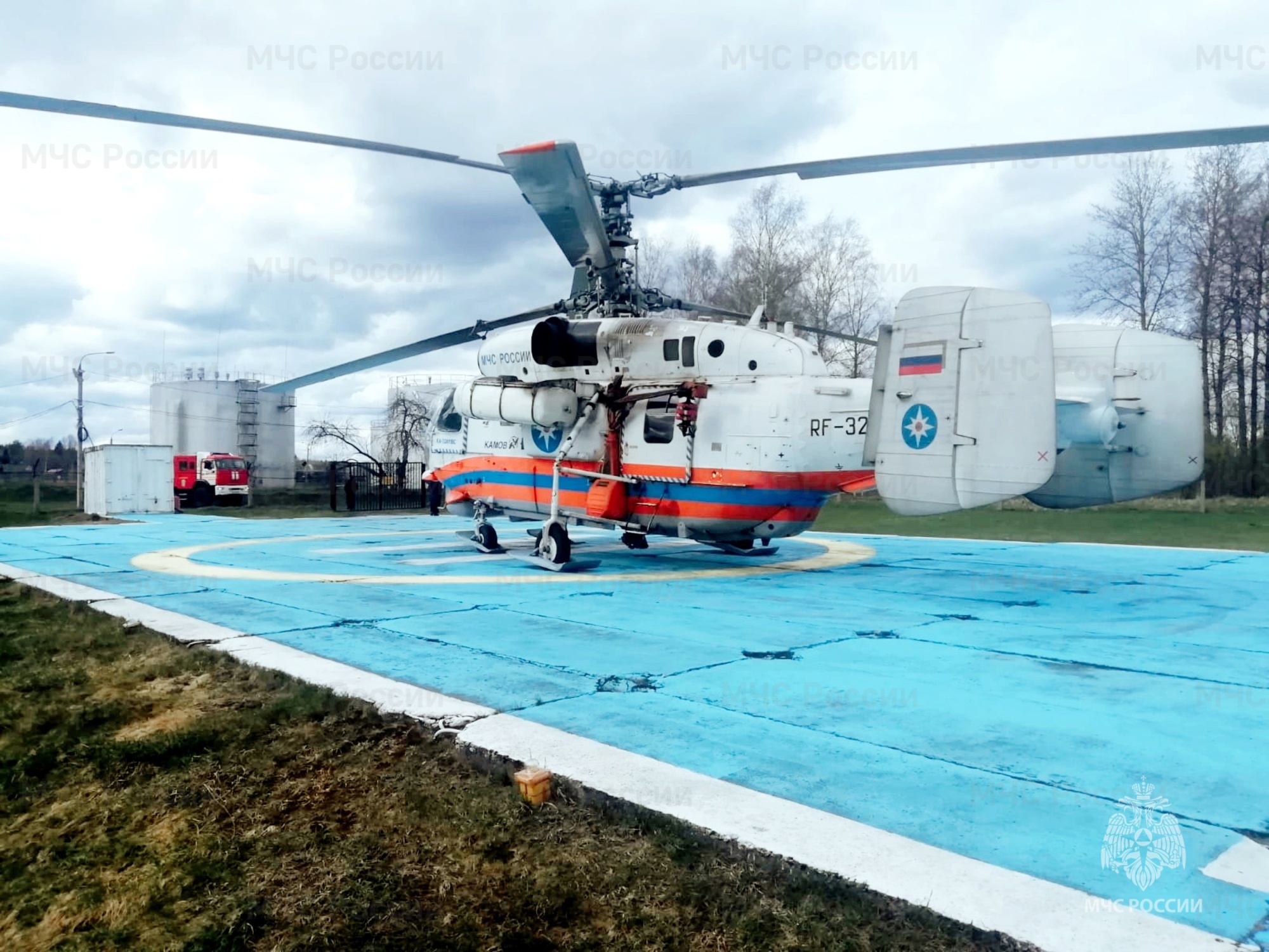 Вертолет санитарной авиации МЧС Тверской области перевез пациента из Андреаполя в Нелидово