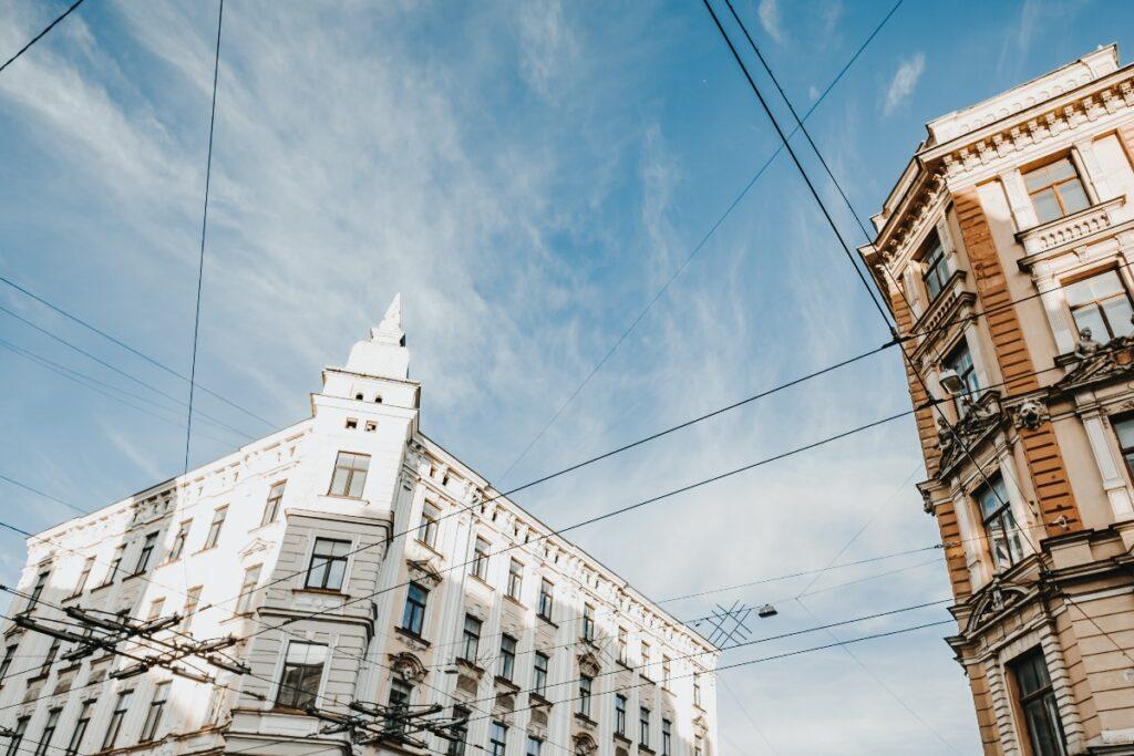 Берлин пообещал туристам скидки в ресторанах за сбор мусора