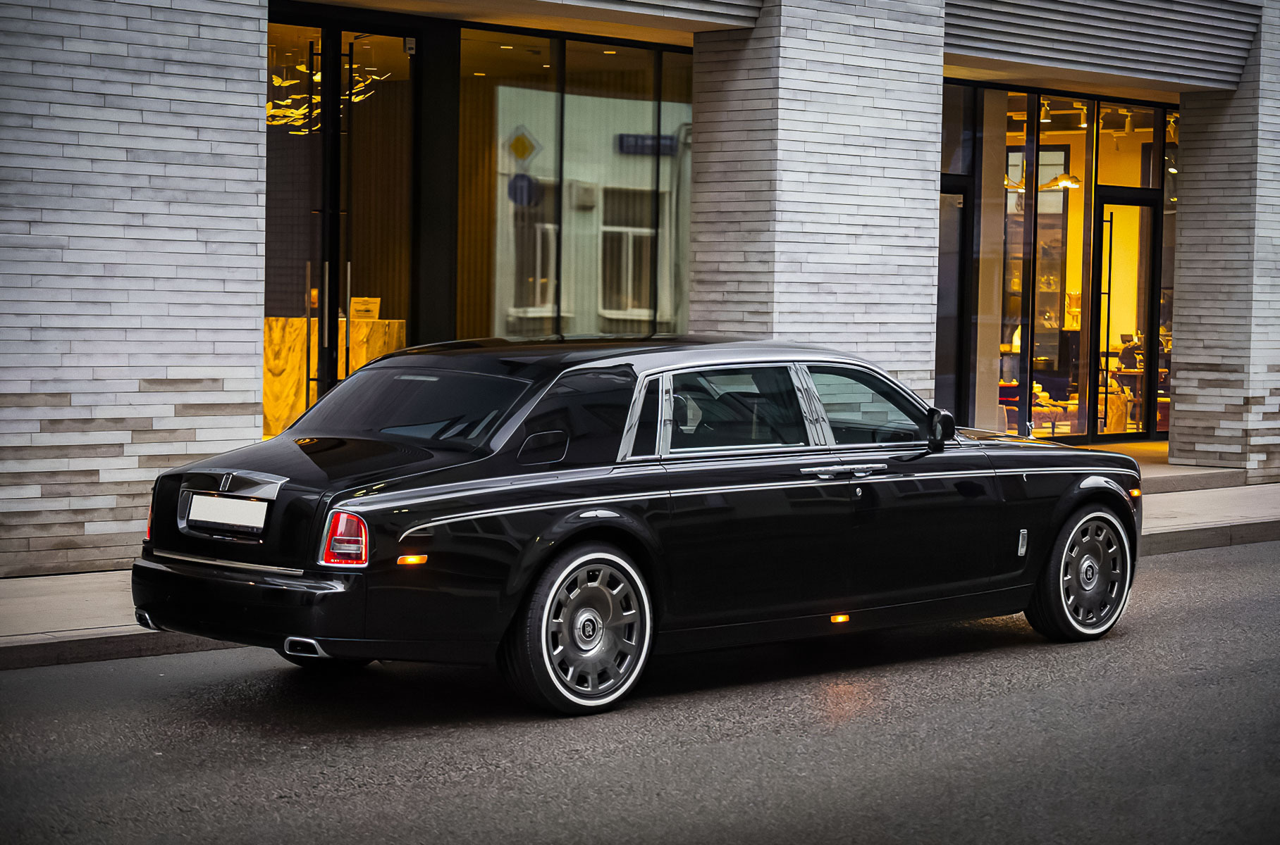 Необычную версию Rolls-Royce Phantom продают в Москве за 19 миллионов рублей Новости
