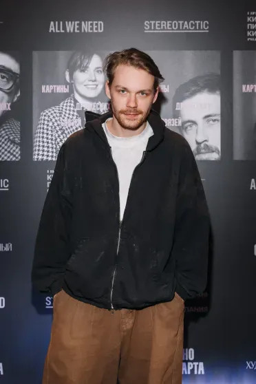 Юра Борисов с женой, Евгений Цыганов и Юлия Снигирь, Аглая Тарасова и Саша Бортич на премьере фильма 