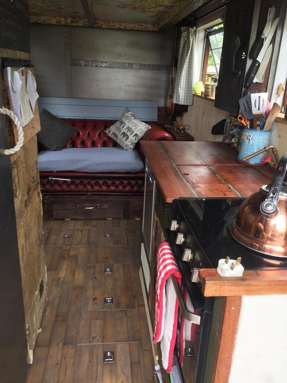 Британец устал платить аренду за жилье и превратил старый армейский грузовик в дом мечты за £15 000 Британец устал платить аренду за жилье и превратил старый армейский грузовик в дом мечты за £15 000