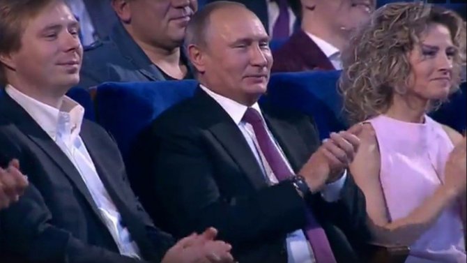 Оппо-блогосфера перенапряглась до посинения: "Что за девушка рядом с Путиным на КВНе?"