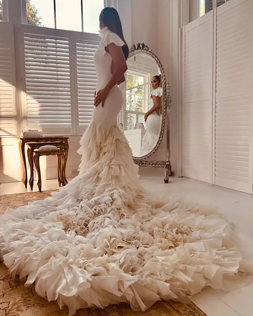 Дженнифер Лопес впервые показала три своих свадебных платья