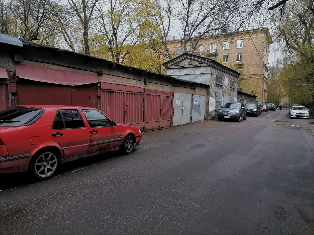 Упавшая с восьмого этажа на гаражи школьница умерла в больнице Петербурга