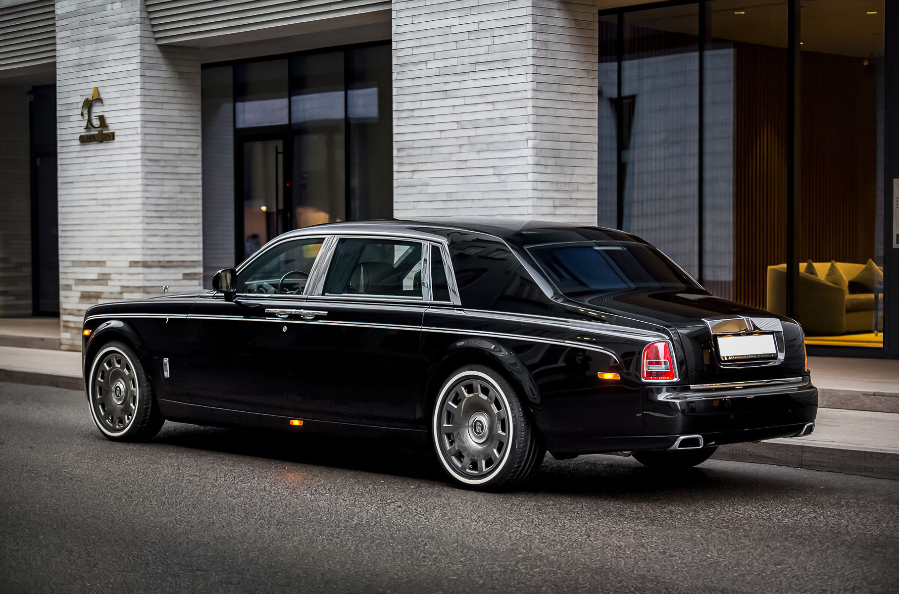 Необычную версию Rolls-Royce Phantom продают в Москве за 19 миллионов рублей Новости