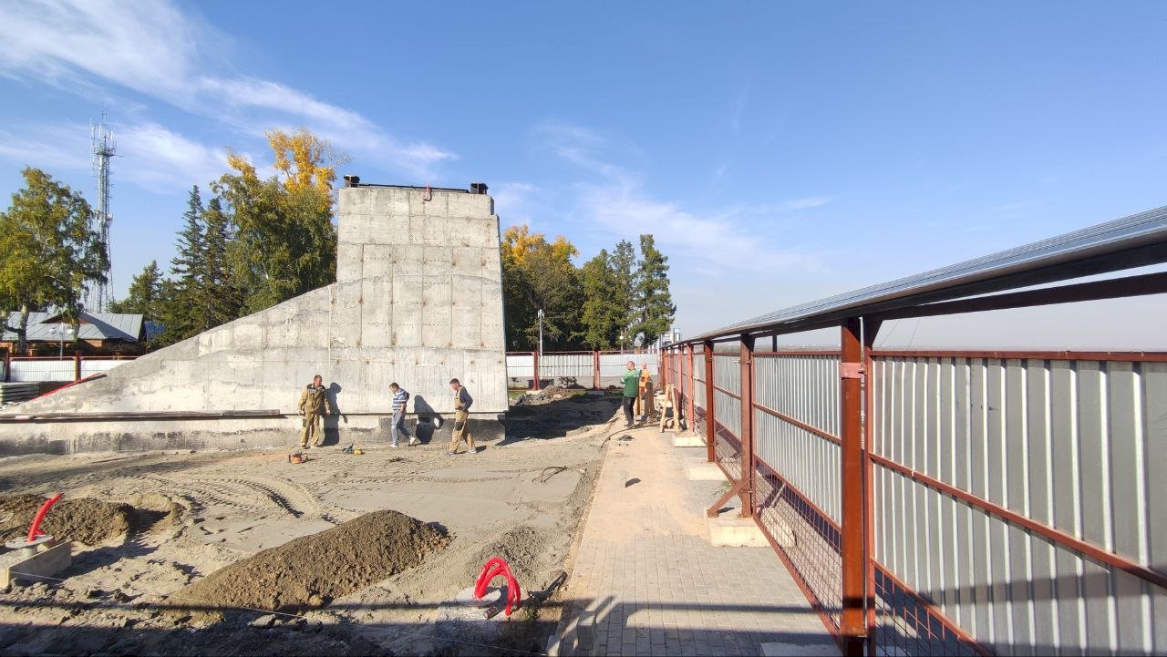 Установка барнаул. Стелла в Барнауле в Нагорном парке. Барнаул Нагорный парк мост. Стела город трудовой доблести Новокузнецк. Нагорный парк Барнаул создатель.