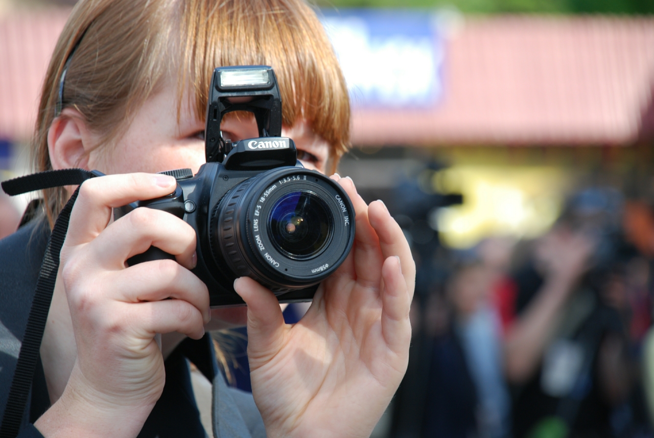 Фотографируется у чужой машины