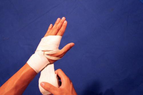 Боксерские бинты или как уберечь руки. Как правильно бинтовать руки боксерскими бинтами. Метод профессиональных боксеров. 04