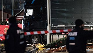 Полицейские на месте теракта в Берлине. 19 декабря 2016