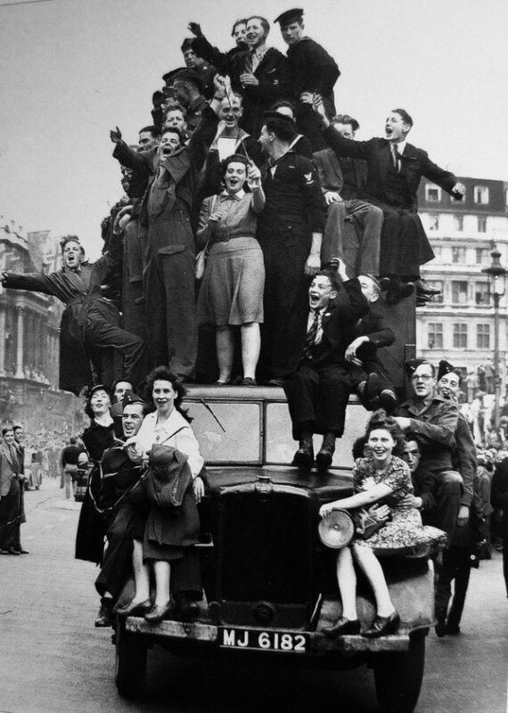 Англичане отмечают День победы над Германией. Лондон. Великобритания. 8 мая 1945г. история, ретро, фото