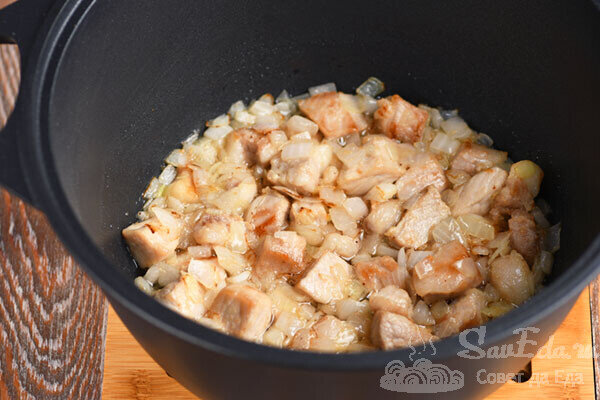 Гороховый суп таким способом получается более насыщенным по вкусу, очень ароматным и сытным. Беру стандартный набор продуктов, но немного меняю классический способ приготовления.-3