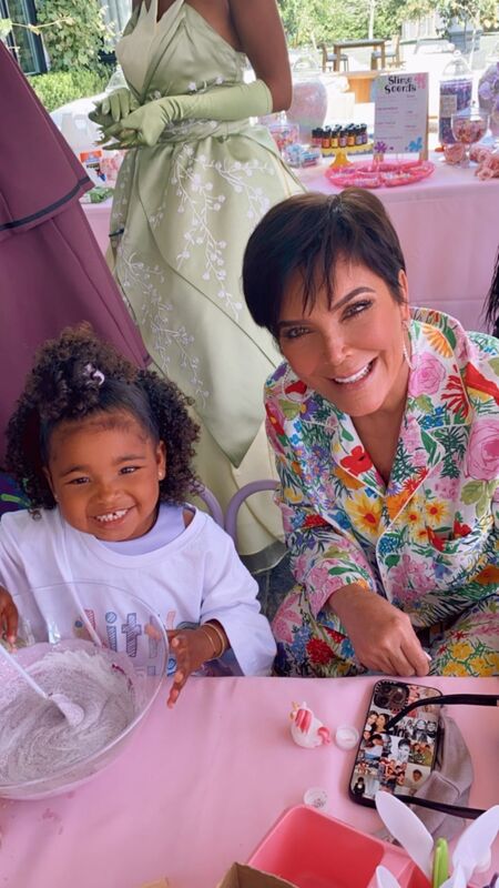 Розовая феерия: Хлое Кардашьян отпраздновала день рождения дочери Тру Розовая феерия: Хлое Кардашьян отпраздновала день рождения дочери Тру Дети,Дети знаменитостей