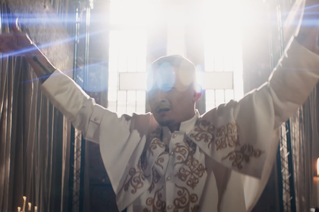 Моргенштерн и DJ Smash в образах священников устраивают вечеринку в церкви в клипе на песню 