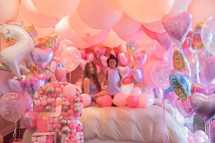 Розовая феерия: Хлое Кардашьян отпраздновала день рождения дочери Тру Розовая феерия: Хлое Кардашьян отпраздновала день рождения дочери Тру Дети,Дети знаменитостей