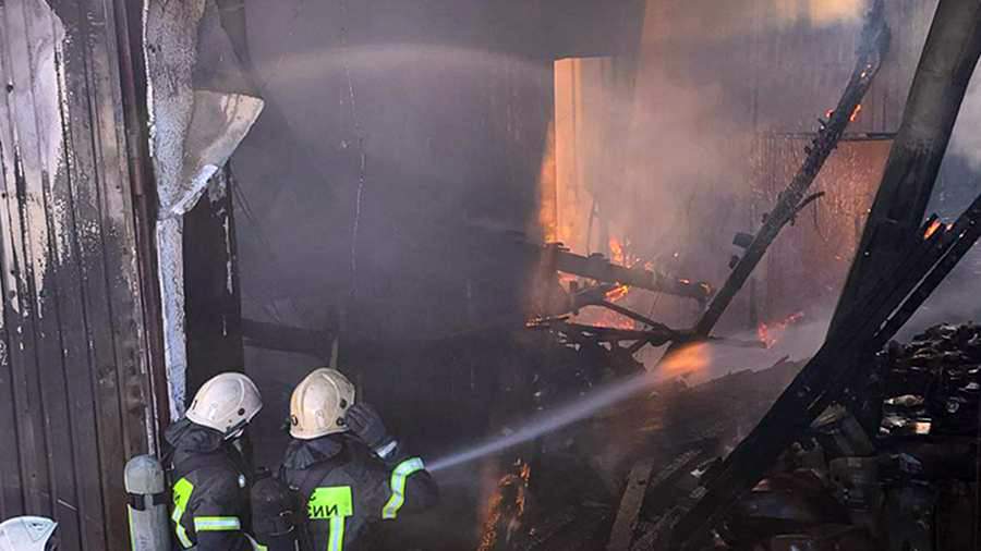 В Крыму загорелся склад на площади 1 тыс. кв. м