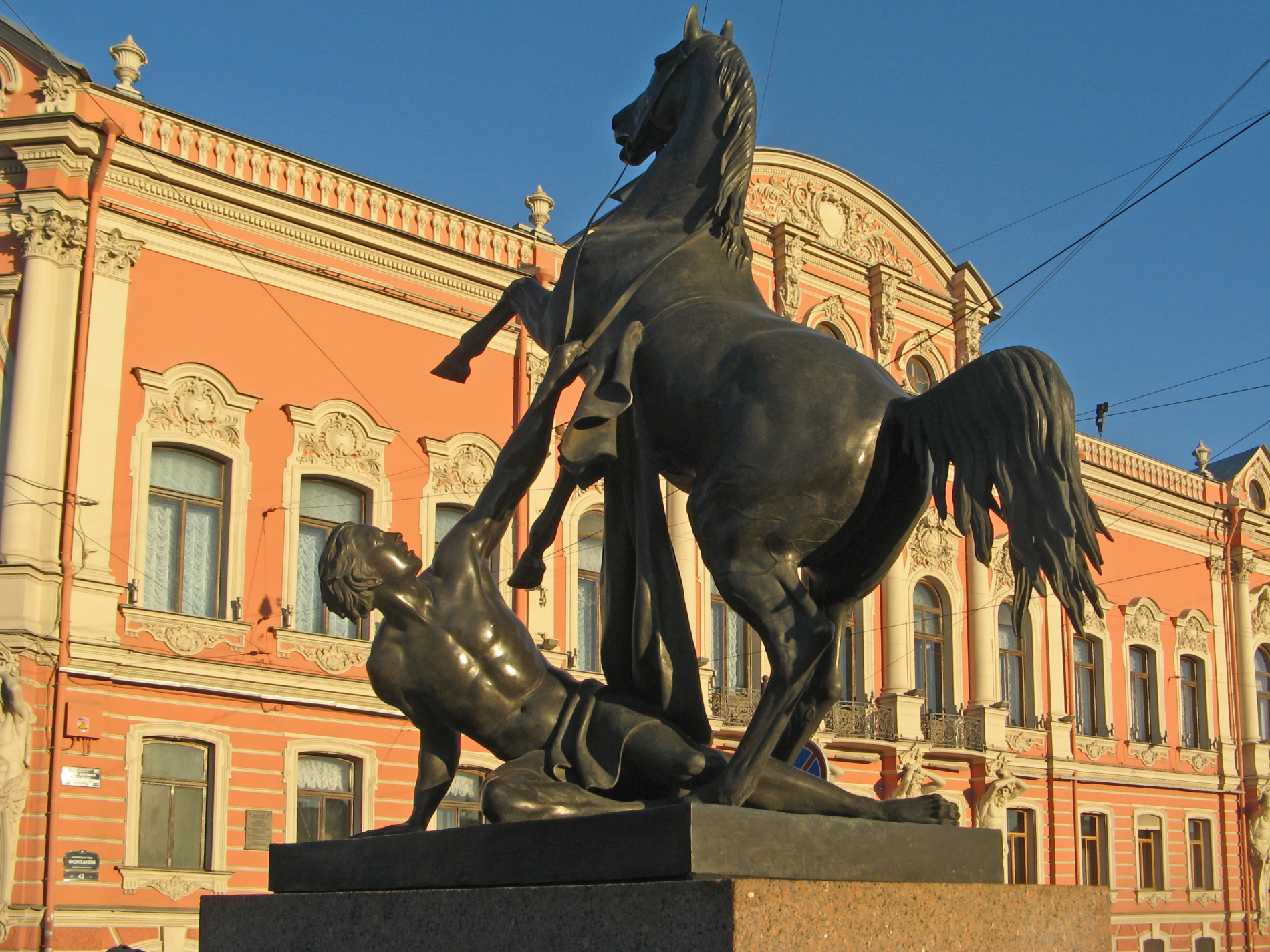 Скульптура укротителя из композиции Аничкова моста