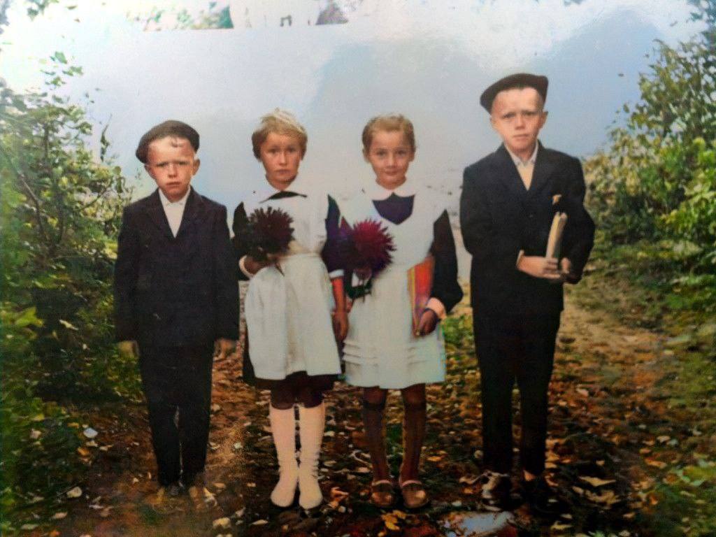 1 сентября 1967 года. Саратовская область, г. Ртищево. Слева направо - я первоклассник, мои соседки-одноклассницы и мой брат-второклассник. Прислал «Сергей».jpg