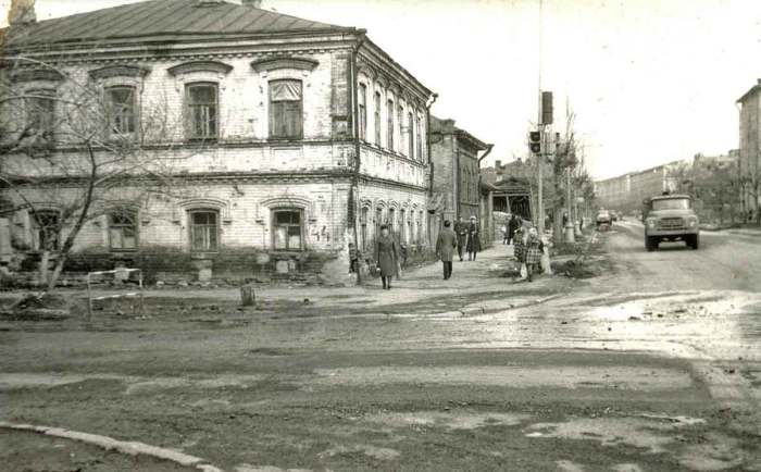 Дореволюционный дом на улице Екатерининская с перекрестка улицы Попова.