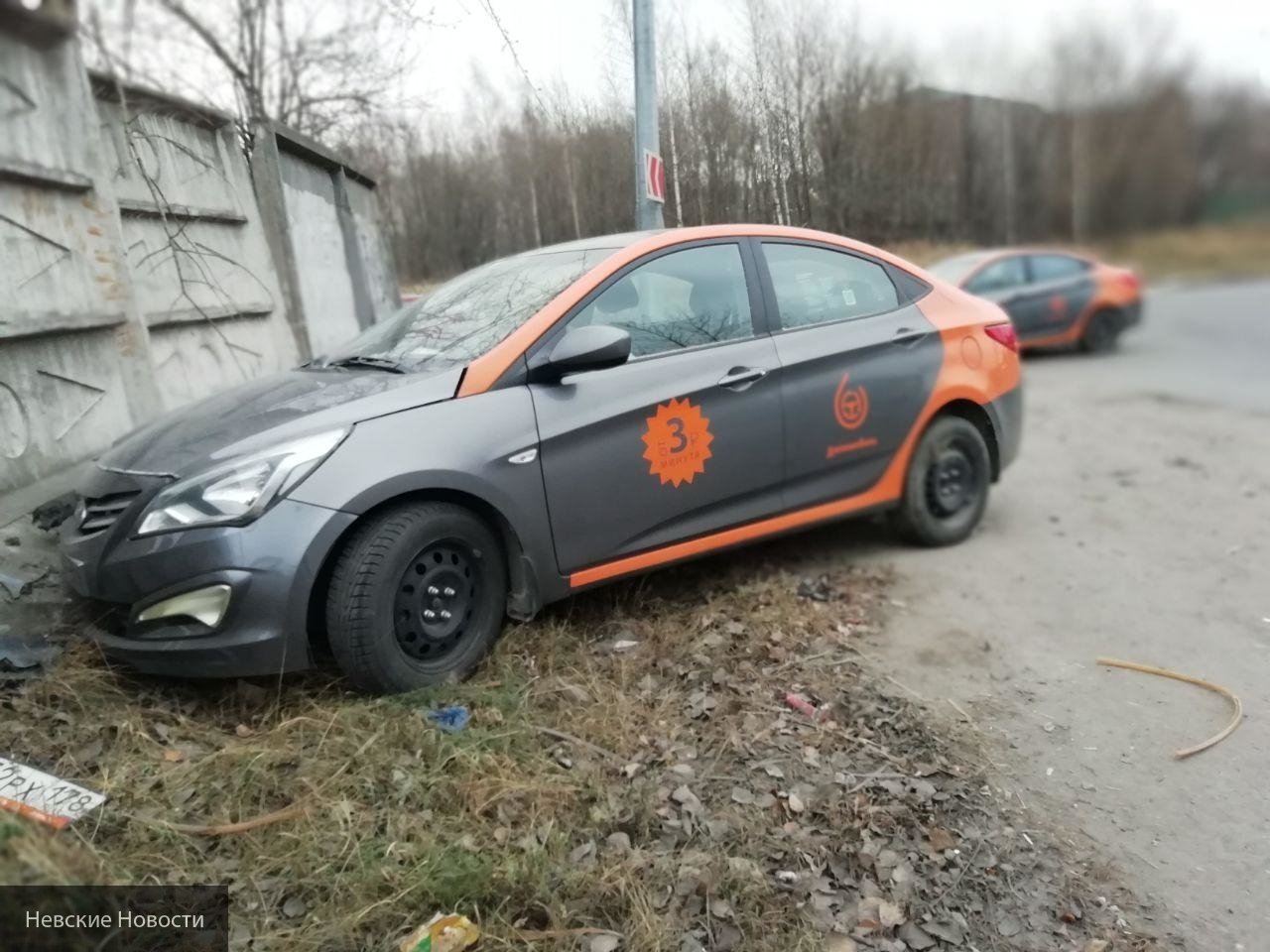 Делимобиль санкт петербург телефон горячей. Делимобиль Санкт-Петербург машины. Делимобиль угнали. Делимобиль крыша. Брошенный Делимобиль.