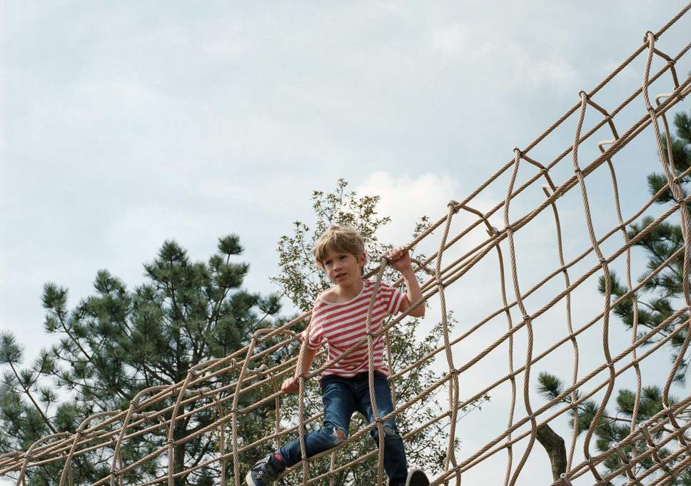 Дети должны быть на улице 4-6 часов в день. Вот почему это важно воспитание