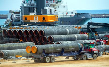 На фото: трубы для газопровода Nord Stream 2 Балтийского моря погружены на судно в порту Мукран, Мекленбург-Передняя Померания, Германия, 01 июня 2021 года