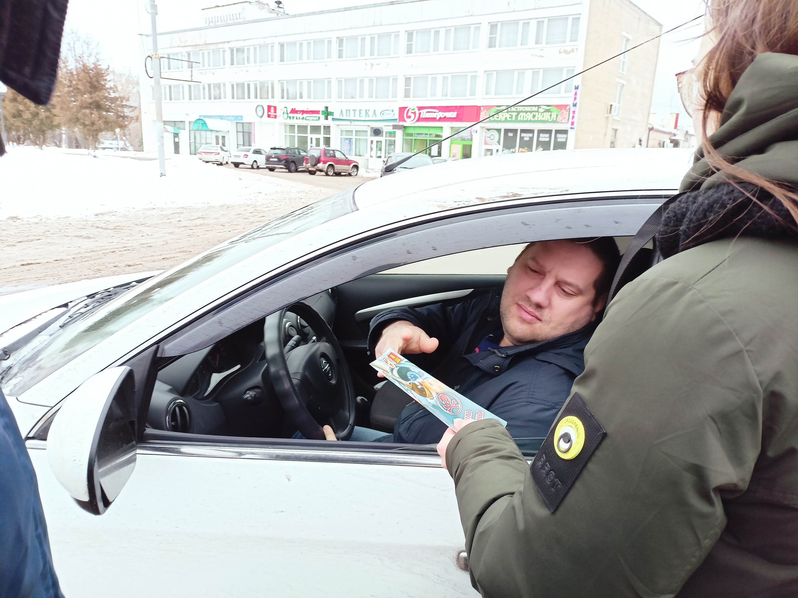 В Тверской области сотрудники ГИБДД Ржева и студентки призывали участников дорожного движения соблюдать ПДД