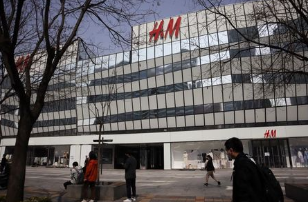 People walk past a store of the Swedish fashion retailer H&M at a shopping complex in Beijing, China March 25, 2021. REUTERS/Florence Lo