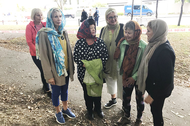 Жительницы Новой Зеландии вышли на улицы в платках в знак поддержки мусульман после теракта Жительницы Новой Зеландии вышли на улицы в платках в знак поддержки мусульман после теракта Новости