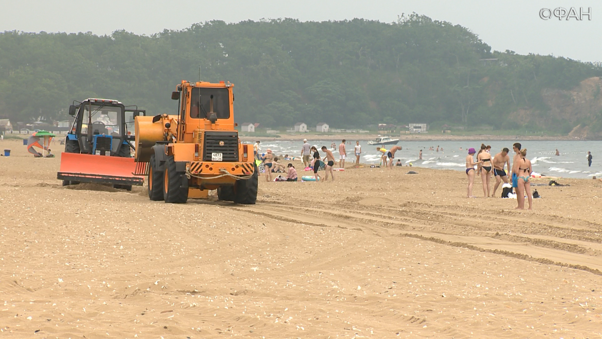 Впервые за всю историю на крупнейшем пляже Владивостока чистят песок: репортаж ФАН