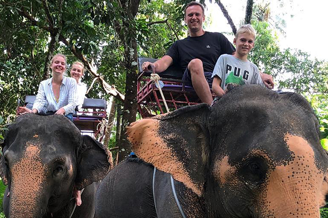 Активные пробежки, прогулки на слонах и острые блюда: Алексей Навальный с семьей отдыхает в Таиланде звездные пары