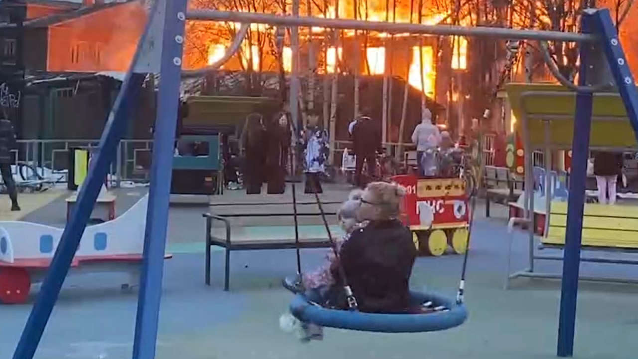 Видео с женщиной и ребенком на качелях перед объятым огнем домом завирусилось в Сети