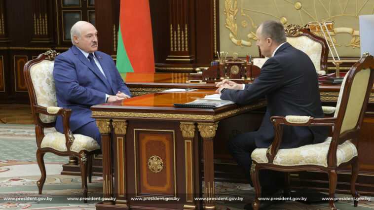 Лукашенко призвал во время уборочной не допустить потери урожая