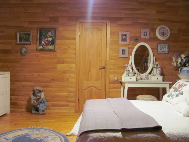 деревянные стены в спальне