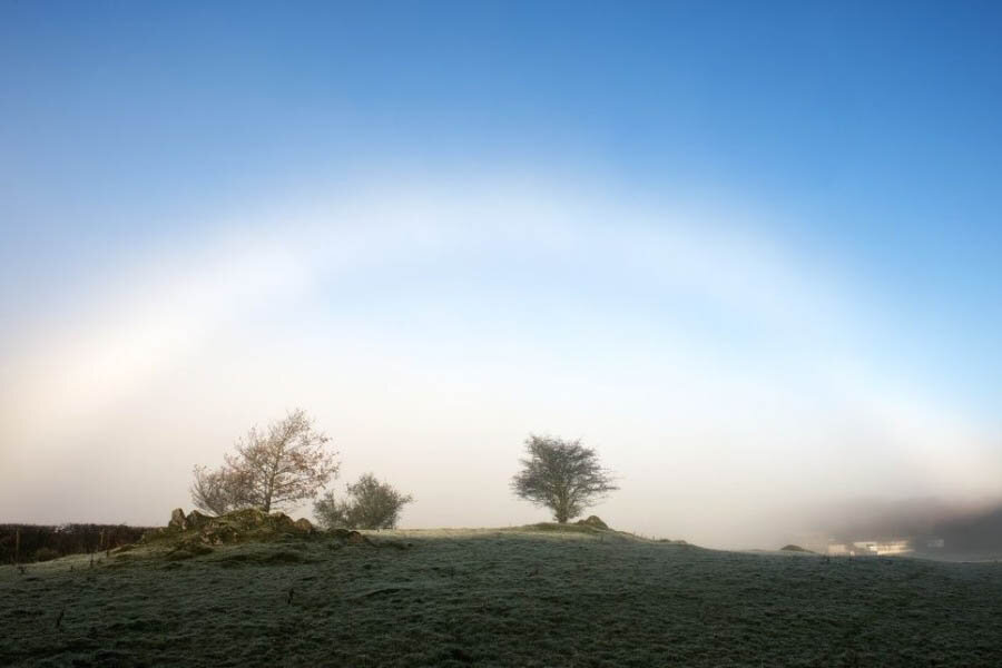 
Туманная радуга — это широкая блестящая белая дуга, окрашенная нейтрально. Её можно увидеть во время тумана, капельки которого имеют строго определённый размер — примерно 0,02 мм.