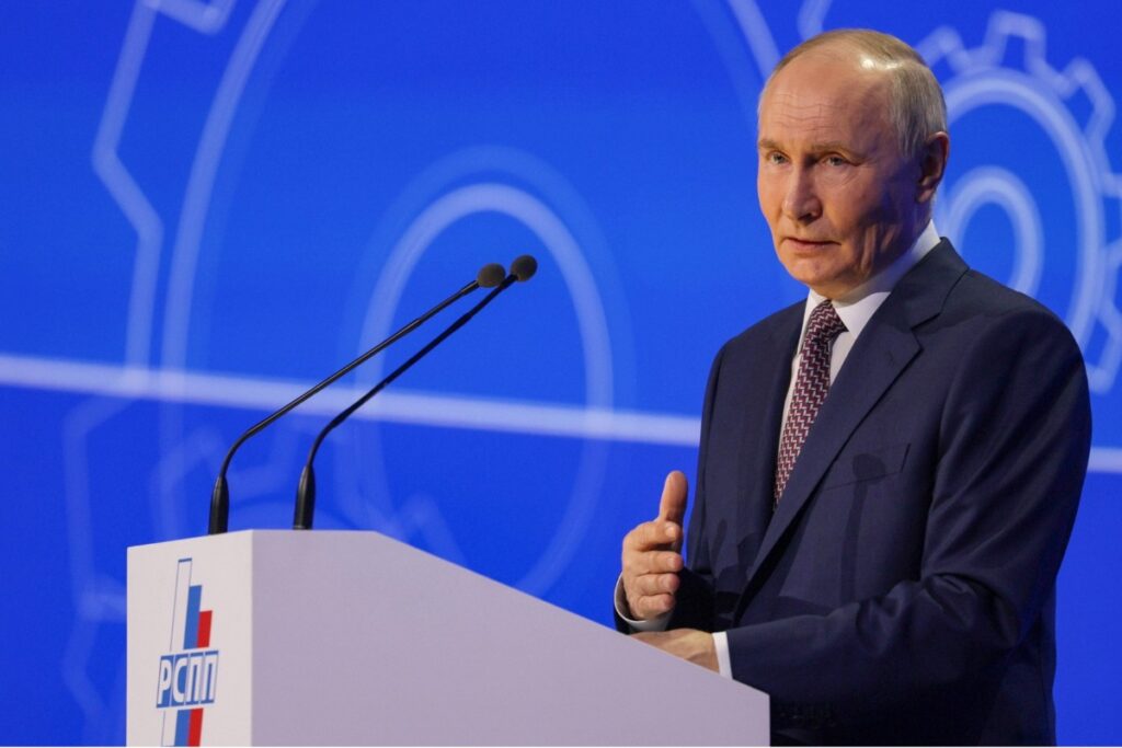 Путин выделил деньги из личного фонда учителям Южной Осетии