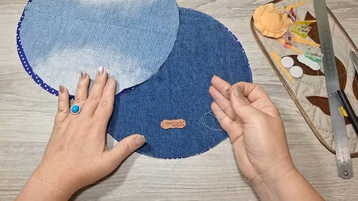 Вырезаю круг из джинсов и за 10 минут шью нужное каждому человеку изделие мастер-класс,шитье