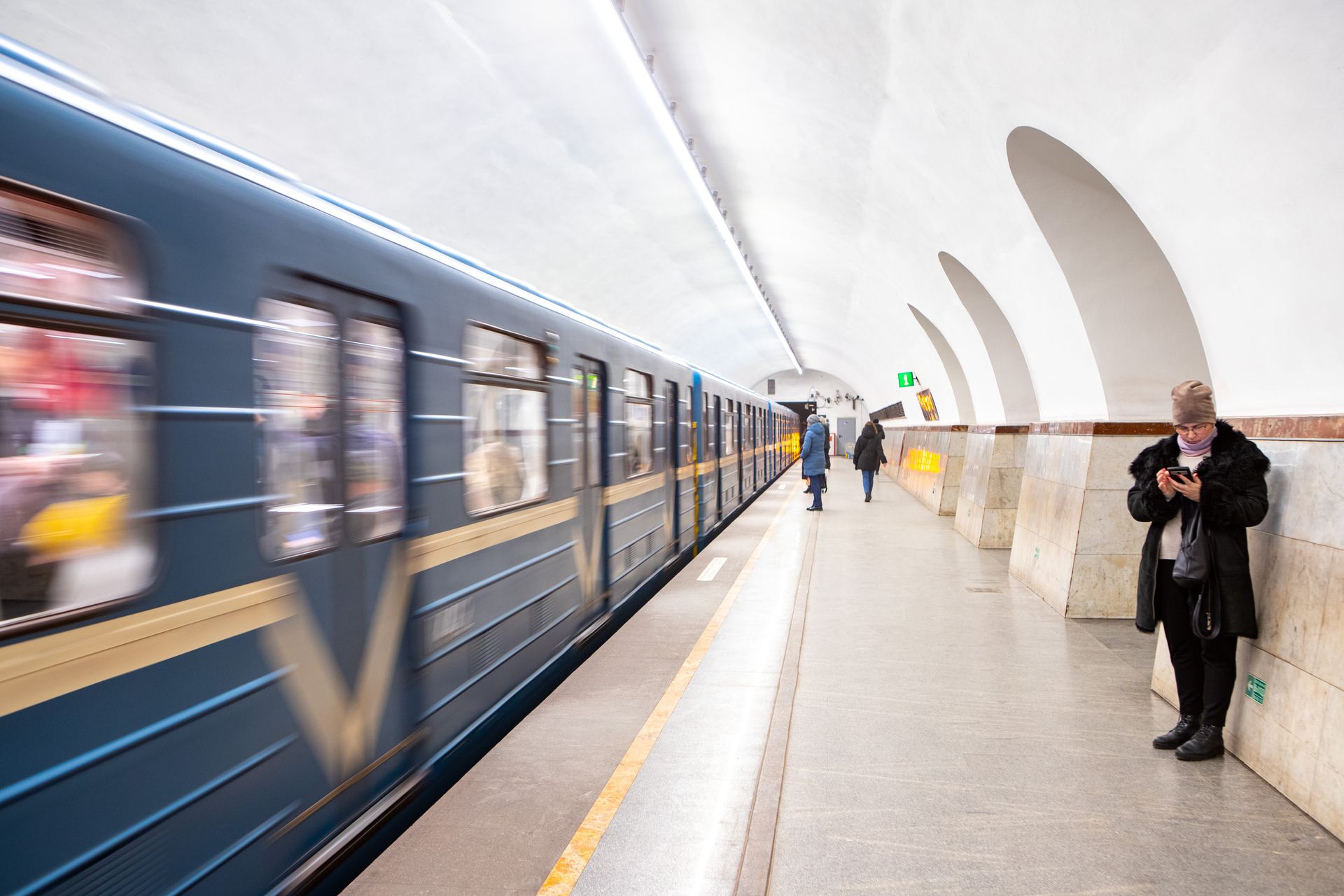 Станцию через 20 минут. Московское метро. Станции метро в Москве. Поезд метро. Метро стрелка.