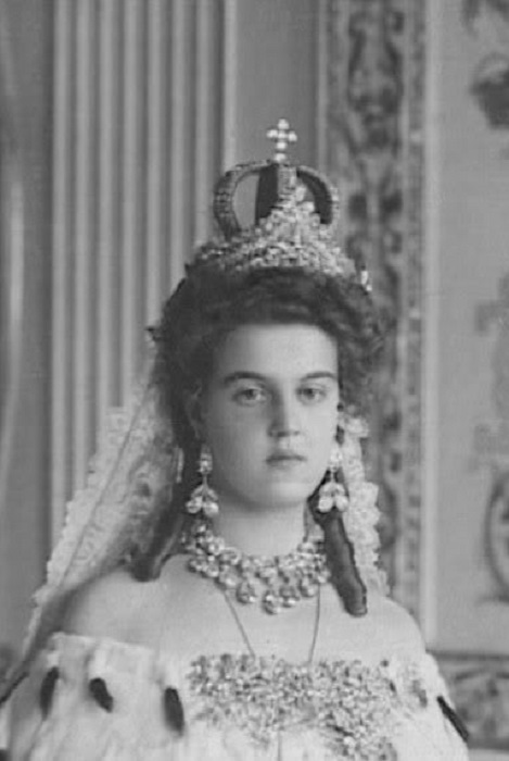 Великая княжна Мария Павловна в диадеме Марии Федоровны после венчания с Вильгельмом, герцогом Сёдерманландским, 1908 год