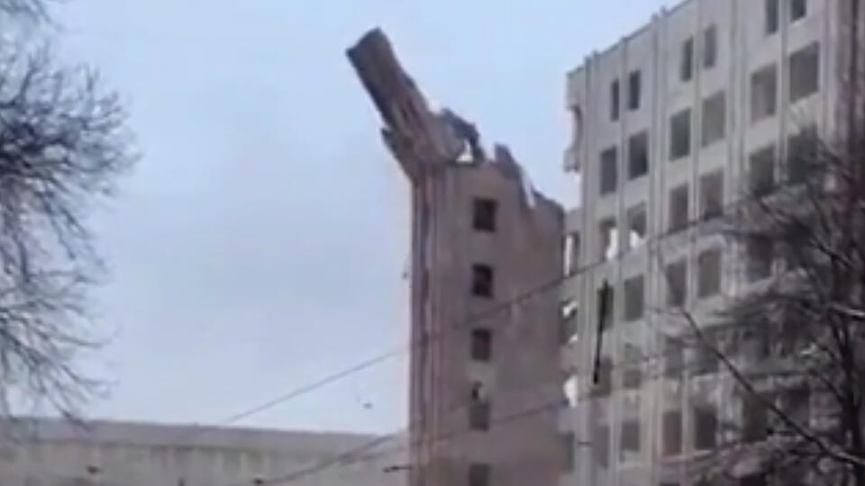 Стена дома рухнула на дорогу при сносе здания в Москве