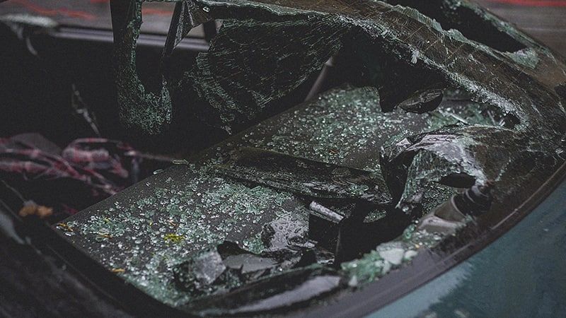 В Саратове молодой водитель Lada врезался в столб и погиб