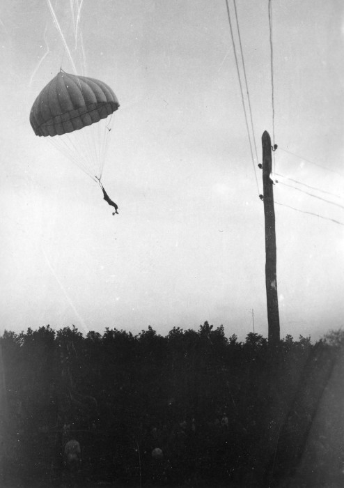 Парашютист в небе на окраине Ленинграда. СССР, Ленинград, 1935 год.