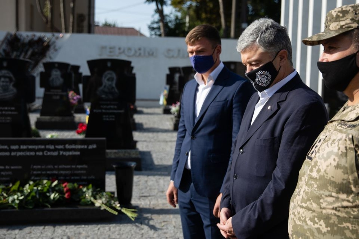 Председатель политической партии «Европейская солидарность» Петр Порошенко в городе Сумы на Аллее Славы, где похоронены участники военной операции на Донбассе 