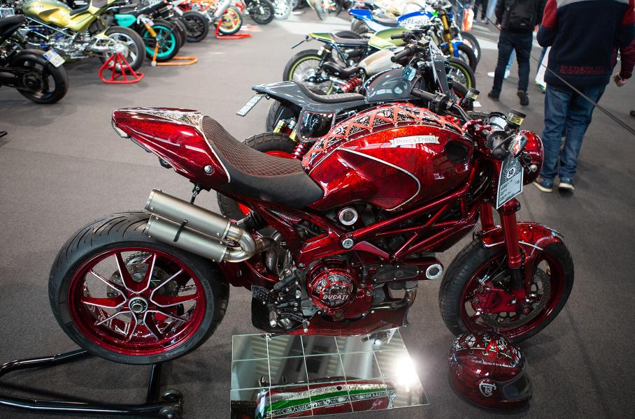 Кастом-байки и девушки мотосалона в Вероне Ducati, мотоцикл, выставке, почти, взгляд, Monster, Вероне, остроумно, назван, комментариев, владелец, ласково,  Первая, зовет, Garage, стиле, такой, скорее, брутальный, оригинал