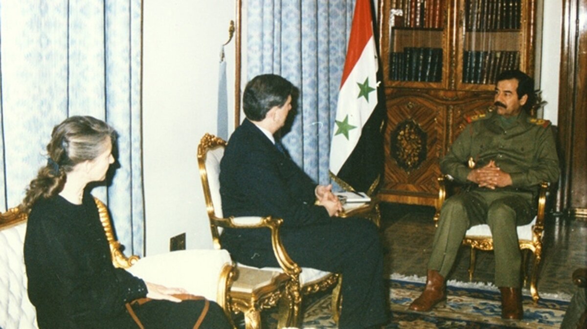 Посол Глэспи (слева) с Саддамом Хуссейном (справа)  